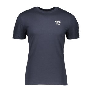 umbro-retro-taped-tee-t-shirt-blau-weiss-fyxr-umtm0004-lifestyle_front.png