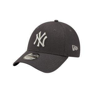 new-era-ny-yankees-essential-9forty-cap-fgrhgra-60222320-lifestyle_front.png