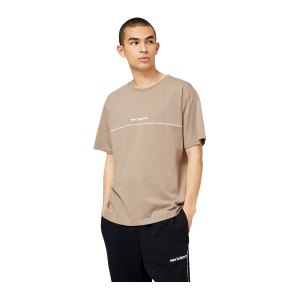 new-balance-essentials-graphic-t-shirt-braun-fms-mt23517-lifestyle_front.png