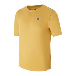 new-balance-red-logo-t-shirt-braun-fgho-mt23600-lifestyle_front.png