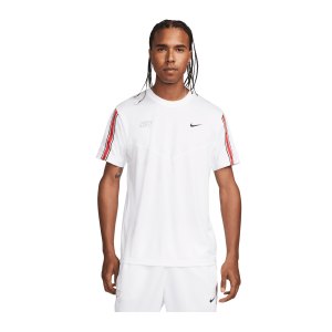 nike-repeat-t-shirt-weiss-schwarz-f100-dx2301-lifestyle_front.png
