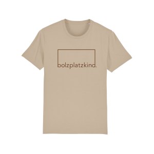bolzplatzkind-geduld-t-shirt-sand-braun-bpksttu755-lifestyle_front.png