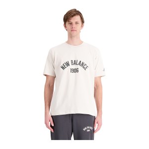 new-balance-essentials-varsity-t-shirt-schwarz-fmb-mt33554-lifestyle_front.png