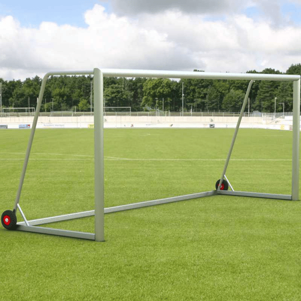 Fußballtore Eco 7,32x2,44 m vollverschweißt | mit Rollen - silber